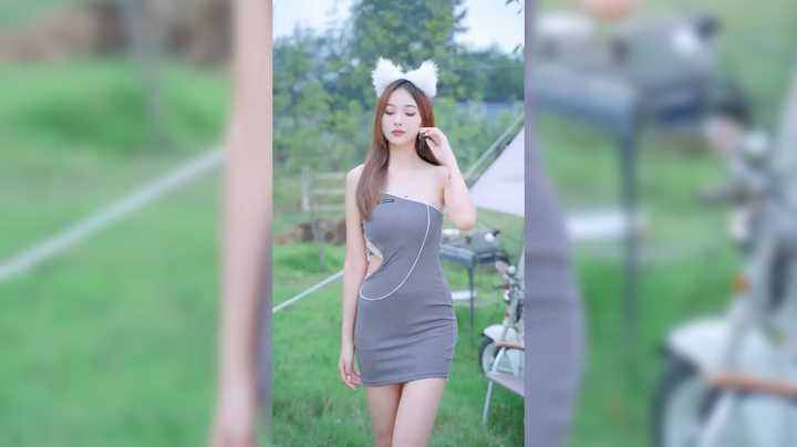 美女在户外跳舞真是可爱啊