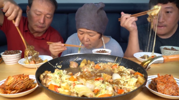 全家一起品尝美食，香浓芝士裹着口感香嫩的鸡肉，爸妈吃得很享受