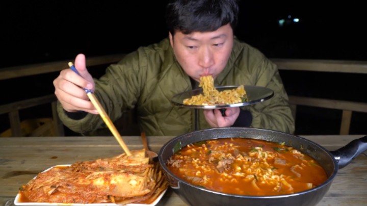 妈妈自制的海鲜面，新鲜鱿鱼片配上筋道的不倒翁拉面，味美十足！