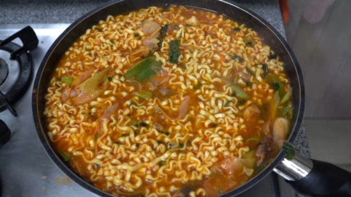 葱香牛肉卷炒鱿鱼片，放入不倒翁拉面，美味鲜香让人食欲满满！