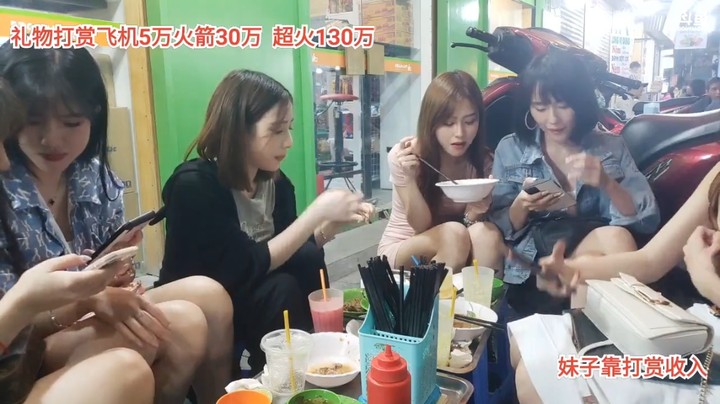 美女有说有笑，大海一直在吃，吃的好开心