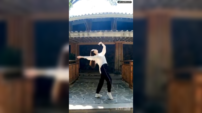 美女小姐姐古风舞蹈感受与大自然合二为一