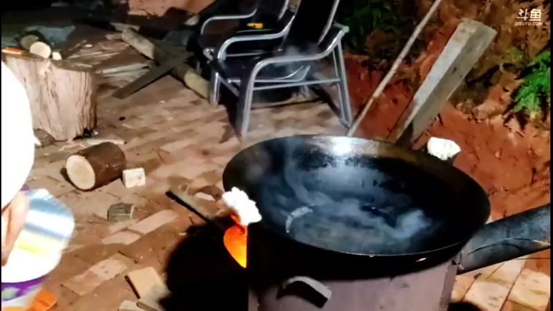 【2021-10-28 18点场】主播阿郎：荒野独居（做桌子）