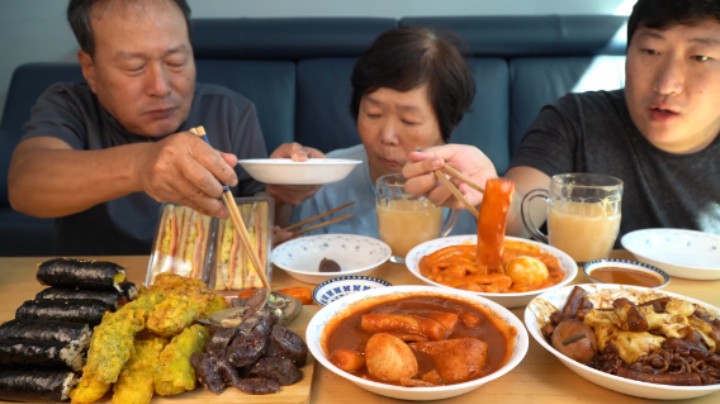 品尝一下竞争对手的炒年糕美食，味道香醇不腻，确实非常美味！