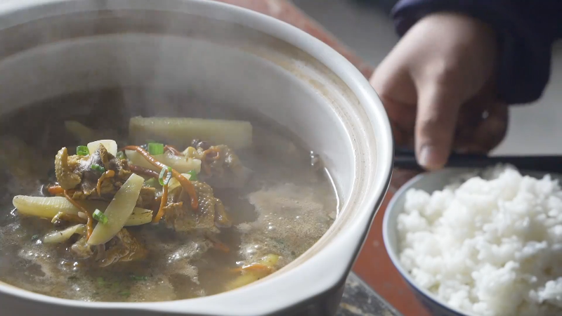 我在斗鱼看野食小哥直播美食