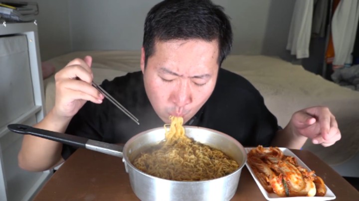 回忆我最初吃辛拉面的味道，半夜煮上一份配泡菜当夜宵感觉好幸福