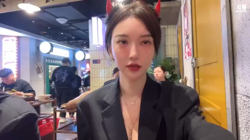 【2021-10-31 21点场】南妹儿呀：万圣节户外直播哦~
