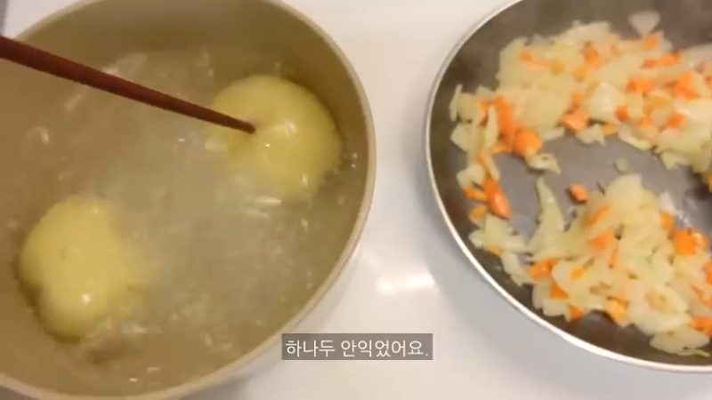 制作辣金针菇，去超市买菜做饭，和朋友一起开家庭派对的自炊生vlog、辣玉米奶酪、韩猪牛排、蒜酱菜、培根卷烤面包、米肠、汤炒年糕制作辣金针菇，去超市买菜做饭，和朋