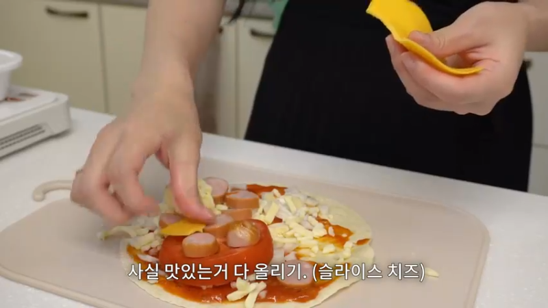 制作丝尖韩牛炸酱乌冬面，给朋友送小菜盒饭的日常。 泡菜饺子，部队火锅，土豆蛋糕，夜宵拉面，炒鱿鱼丝，炒土豆，鸡蛋卷，番茄酱 丝尖韩牛炸酱乌冬面，给朋友送小菜盒饭
