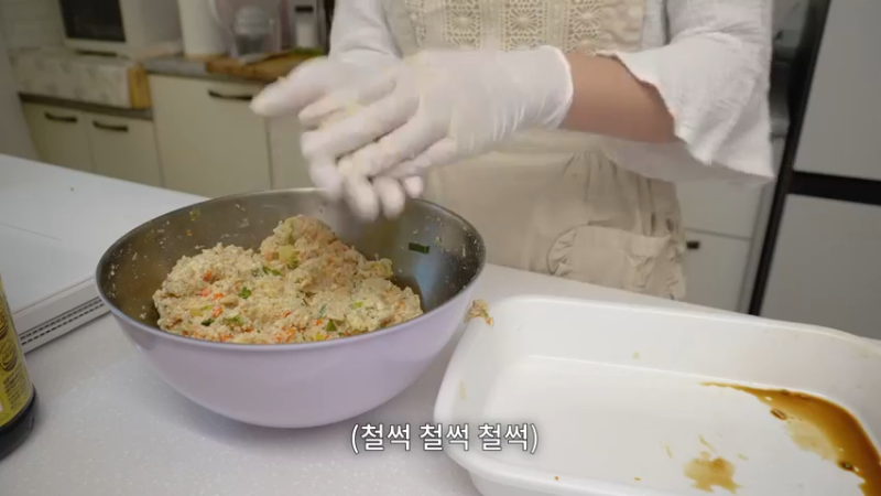 制作丝尖韩牛炸酱乌冬面，给朋友送小菜盒饭的日常。 泡菜饺子，部队火锅，土豆蛋糕，夜宵拉面，炒鱿鱼丝，炒土豆，鸡蛋卷，番茄酱 丝尖韩牛炸酱乌冬面，给朋友送小菜盒饭