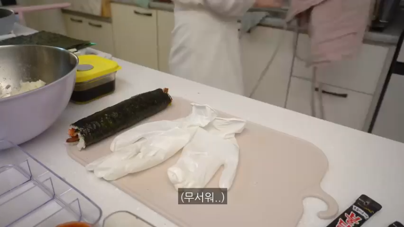 制作辣辣的火鸡炸酱面炒年糕，辛奇卷的金枪鱼紫菜包饭便当，ROSÉ火鸡面，填色本治愈，家常饭料理，家务，学习 独居生周末日常，凌晨预约 ，制作辣辣的火鸡炸酱面炒年