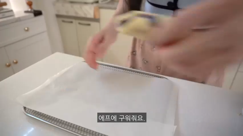 给朋友送小菜盒饭的日常。 泡菜饺子，部队火锅，土豆蛋糕，夜宵拉面，炒鱿鱼丝，炒土豆，鸡蛋卷，番茄酱制作丝尖韩牛炸酱乌冬面 日常制作给朋友送小菜盒饭的日常。 泡菜