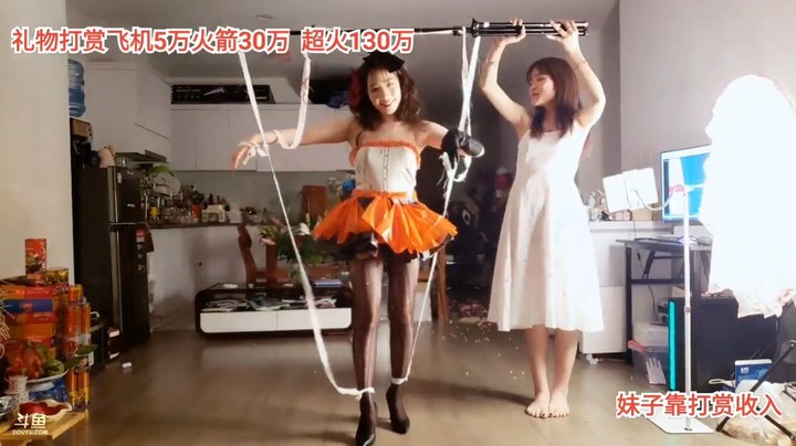 美女小七走秀好搞笑，这是什么造型啊