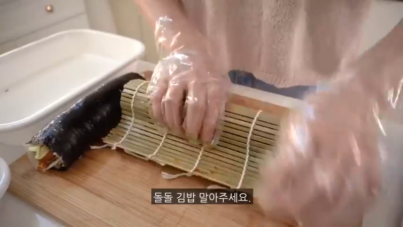 宅女料理 制作炸鸡紫菜包饭便当，自家的日常，热狗，ROSÉ炒年糕，和男朋友一起逛咖啡厅，豆腐针，卷心菜煎饼，辛奇汤 夏季料理☀️ 制作炸鸡紫菜包饭便当，自家的日
