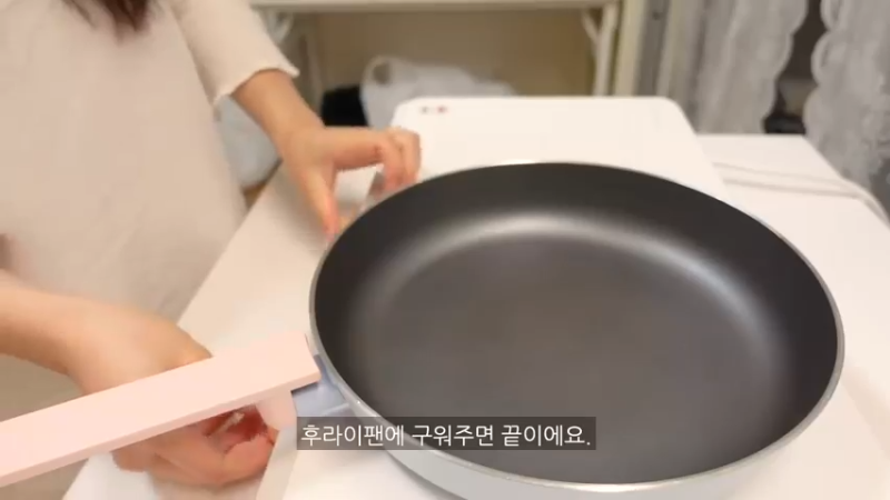 制作辣金针菇，去超市买菜做饭，和朋友一起开家庭派对的自炊生vlog、辣玉米奶酪、韩猪牛排、蒜酱菜、培根卷烤面包、米肠、汤炒年糕制作辣金针菇，去超市买菜做饭，和朋