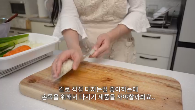 制作丝尖韩牛炸酱乌冬面，给朋友送小菜盒饭的日常。 泡菜饺子，部队火锅，土豆蛋糕，夜宵拉面，炒鱿鱼丝，炒土豆，鸡蛋卷，番茄酱 丝尖韩牛炸酱乌冬面，给朋友送小菜盒饭