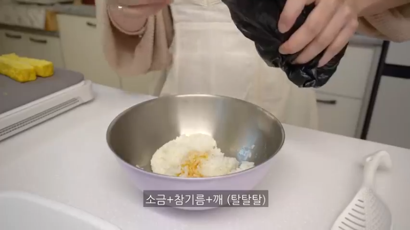 单身日常，制作辛辣的辛奇乌冬面和紫菜包饭，火鸡旋风蛋包饭，辣椒酱，豆腐意大利面，剥蒜皮的方法，超市买菜，蜂蜜地瓜，蛤蜊意大利面 制作辛辣的辛奇乌冬面和紫菜包饭，