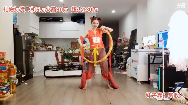 大海打扮成哪吒造型，空姐穿的很卡哇伊啊