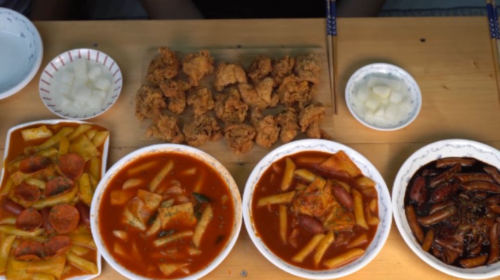 朋友来家做烹饪超香的炒年糕，配上炸鸡块，三种年糕的风味香极了！