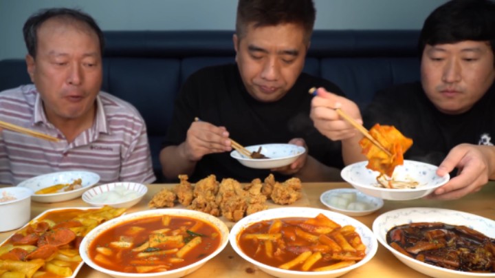 品尝朋友做得炒年糕，年糕酱香美味口感软嫩，爸爸吃得很高兴！