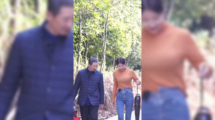 爸爸钓鱼回来，美女帮忙做美食，好快乐啊