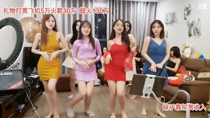 美女才艺表演，龙哥带大家跳舞，大海很有趣