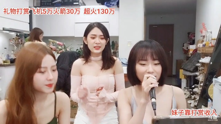 美女文轩唱歌很好听，大海和大白活跃气氛