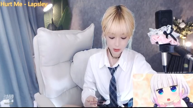 美女困困穿制服吃美食好可爱啊