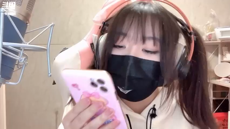 一条小团团直播露脸_8