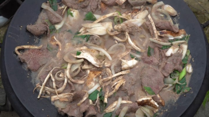 香嫩美味的松茸烤肉，清香的松茸配上牛里脊， 牛肉葱香味四溢！