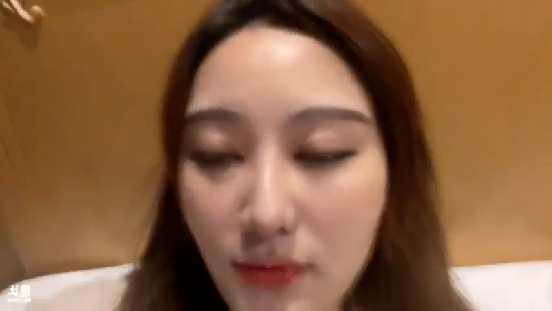 【2021-11-03 19点场】Eating婷哥儿：看会比赛~！！