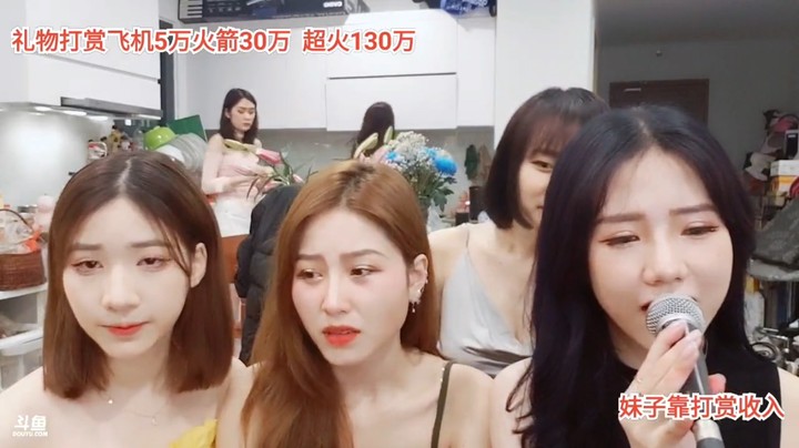 美女空姐唱歌很好听，大海和小七听入神
