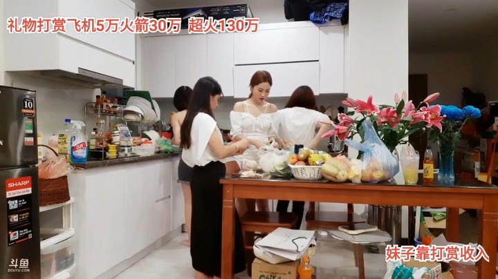 美女一起做晚饭了，大海和文轩忙起来