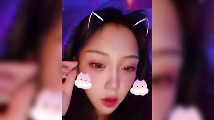 最近做了美容，脸肿了，不开摄像头了，等脸好了再开。最近发生好多事，所以没有好好的播，等过段时间跟你们解释。发个视频免得你们把我忘了。