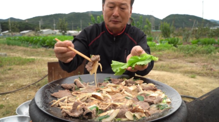 紫苏叶配上超香的松茸烤肉，口感清香不油腻，爸爸吃得太享受了！
