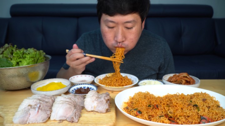 辛拉面炒面配上水煮五花肉片，香味诱人至极，吃起来软嫩爽口！