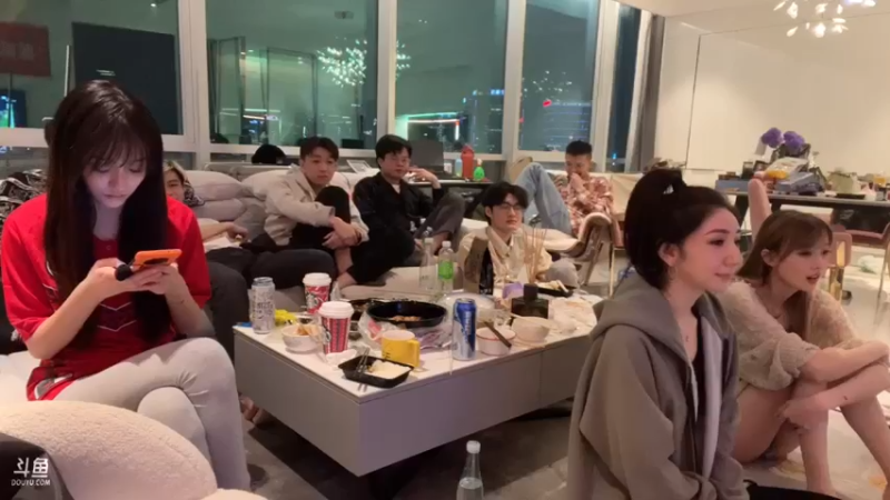 【2021-11-06 21点场】南波儿大魔王丶：EDG夺冠我穿蜘蛛侠衣服跳广场舞！