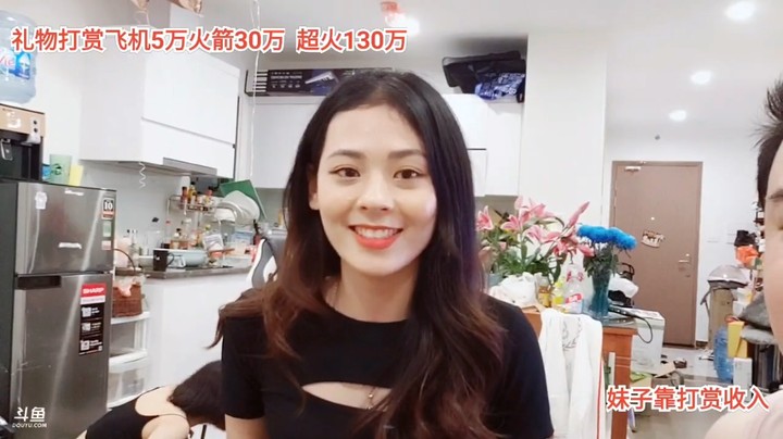 这个新来的妹子很有气质，笑起来好看啊