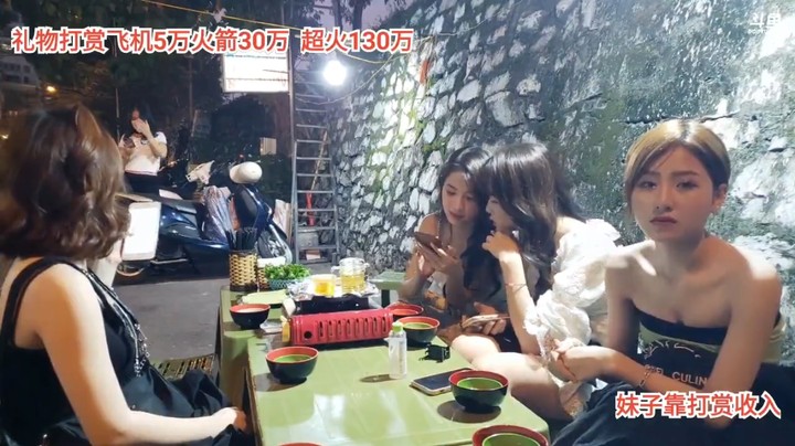 一群美女在路边摊吃美食，大海好看啊