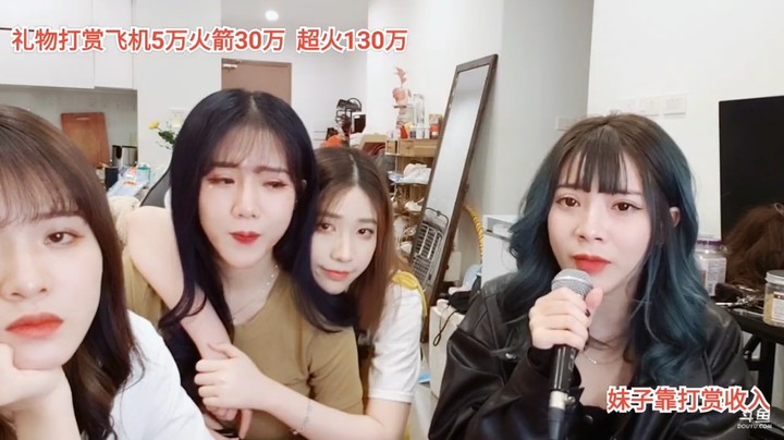美女唱歌很深情很好听，笑起来好看啊