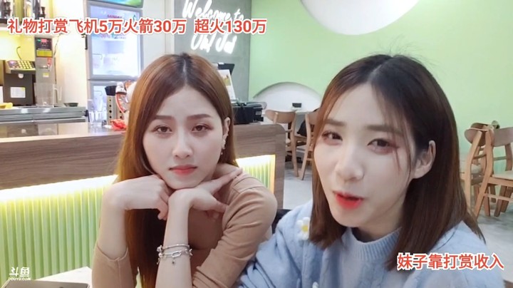大海和小七在奶茶店帮忙切水果