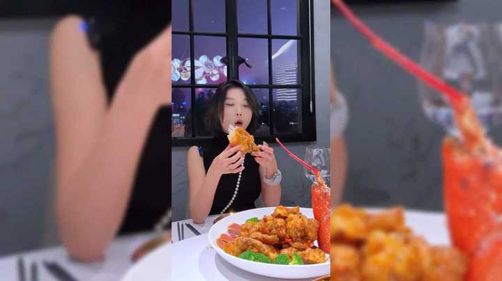 网红美女去吃美食，真是快乐啊