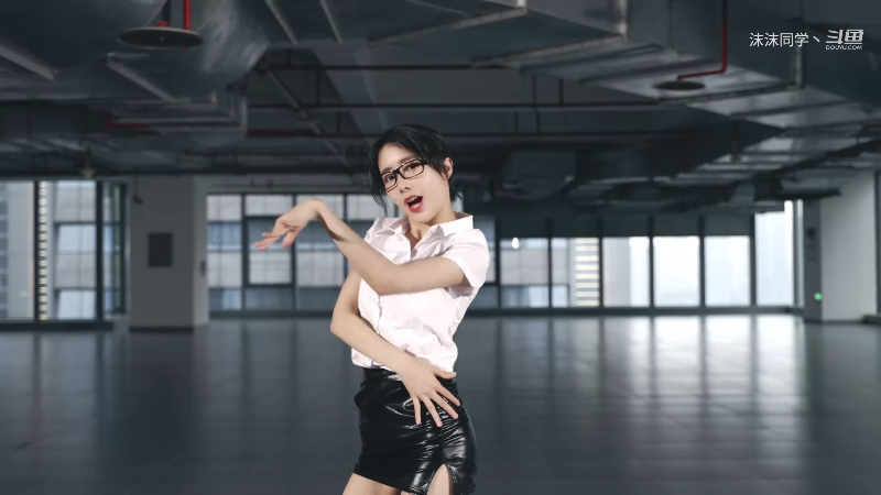 我在斗鱼看沫沫同学丶直播舞蹈