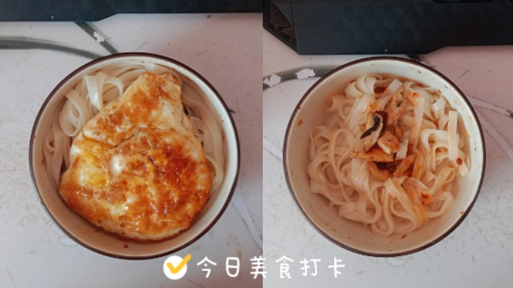 两碗煮好的午餐面，来了，这回是鸡蛋面和辣椒豆腐面