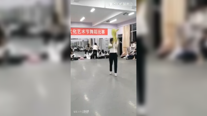 舞蹈生比赛前预热一下