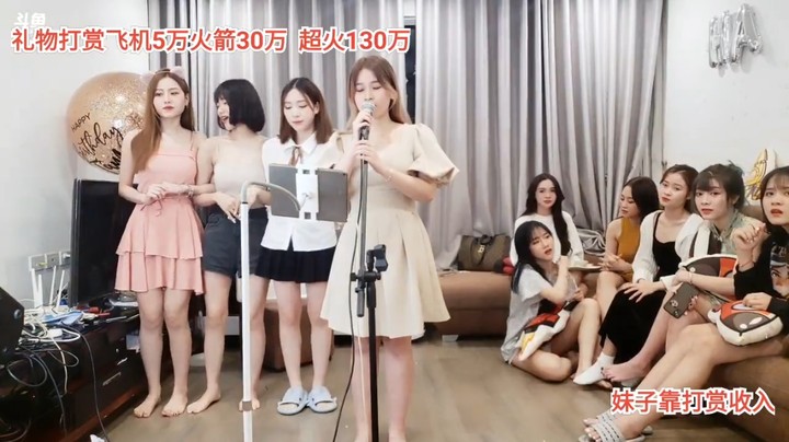 美女玉环站着唱歌好听