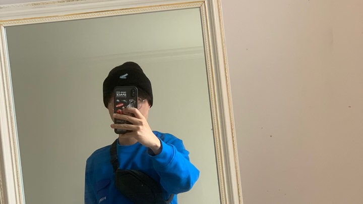 ，