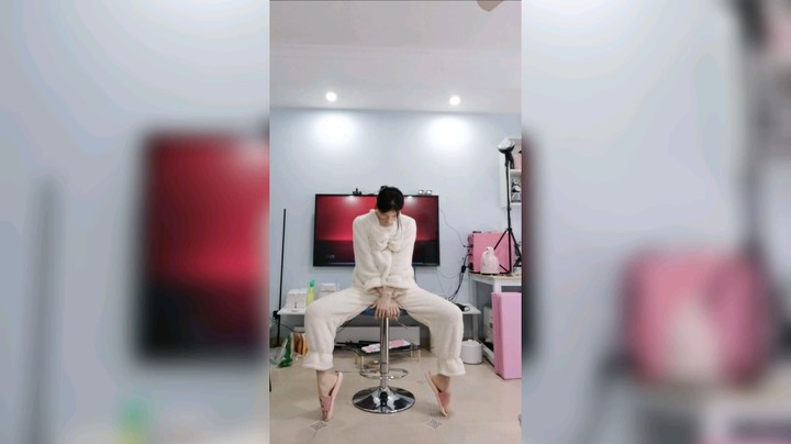 给大家表演一个贴了膏药后的River