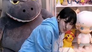 今天天气不错给大家表演个劈叉吧