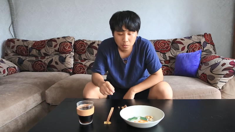 我在斗鱼看野食小哥直播美食